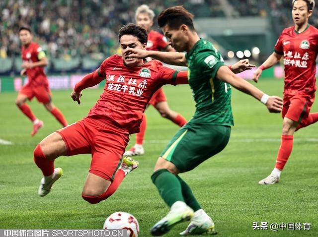 北京国安主场战胜广州富力，占尽优势