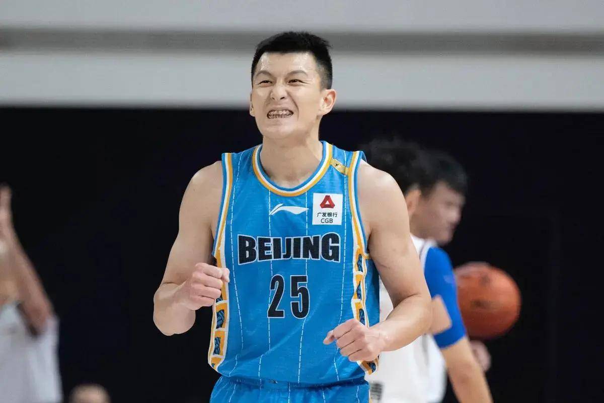 广东宏远大胜北京首钢，雄踞榜首！